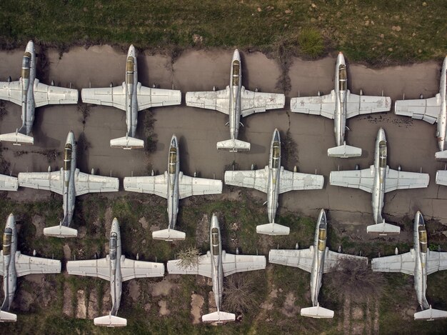 Antigo campo de aviação abandonado com aviões abandonados