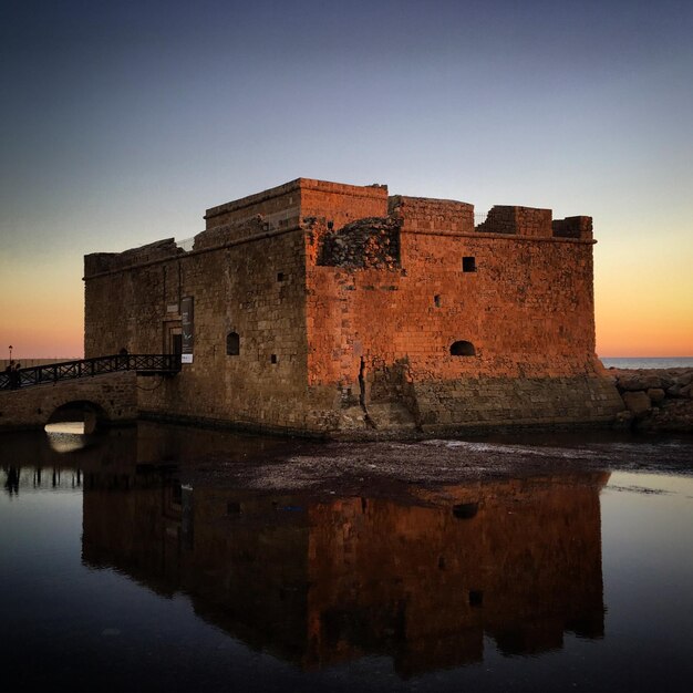 Antigo castelo à noite em Paphos Chipre, novembro de 2018