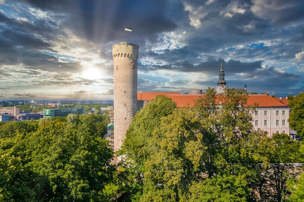 Antigo castelo aéreo na cidade velha de Tallinn. Toompea é o site do parlamento da Estônia.