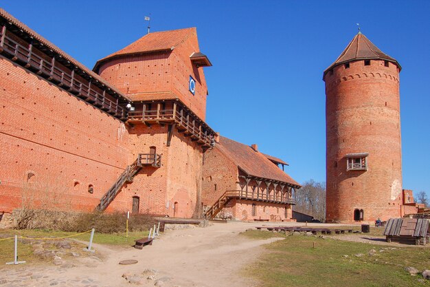 Antigo castelo de turaida na primavera.