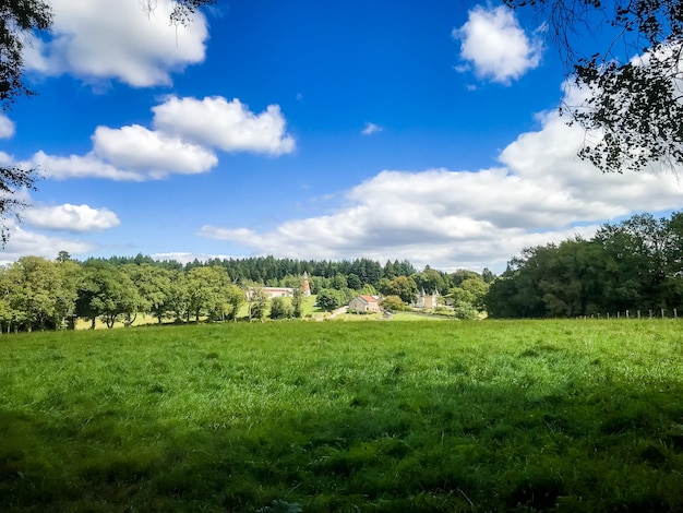 Antigo castelo e campo ao redor do Lago de Vassiviere, Limousin, França