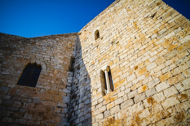 antigo castelo fortaleza espanhola feito de pedra