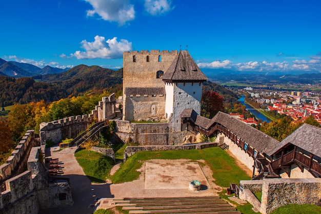 Antigo castelo medieval na cidade de celje, eslovênia. fundo turístico de viagens ao ar livre