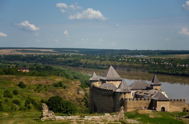 Antigo castelo medieval na cidade de khotyn à tarde no verão