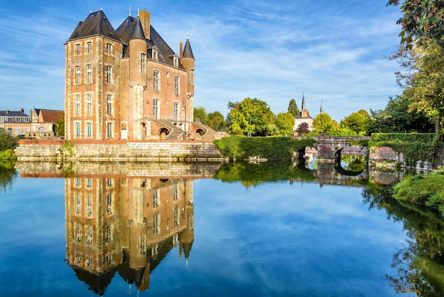 Antigo castelo no belo lago França