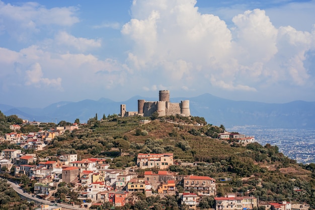 Antigo castelo perto de nápoles.