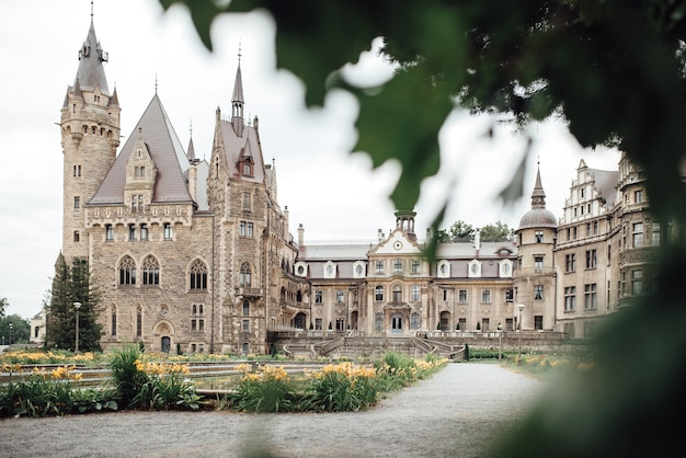 Antigo castelo polonês na vila de Moszna