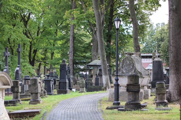 Foto antigo cemitério com lápides e monumentos atmosféricos