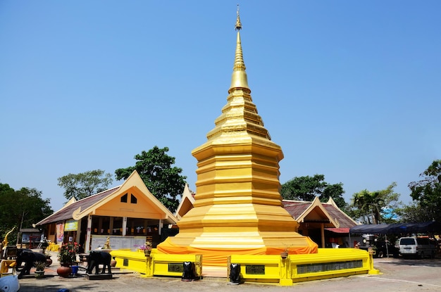 Antigo chedi ou antigo stupa Buddhadhatu Pagoda para viajantes tailandeses viajam visita e respeitam desejo de oração no templo Wat Phra That Doi Chom Thong em 22 de fevereiro de 2015 em Chiang Rai Tailândia