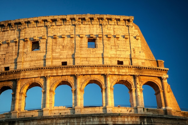 Foto antigo coliseu romano (coliseu) ao pôr do sol, roma, itália