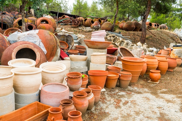 Antigo conjunto grande de vasos de barro