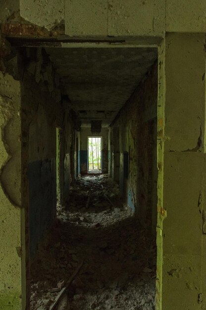 Antigo corredor abandonado Corredor em uma casa abandonada Quadro vertical