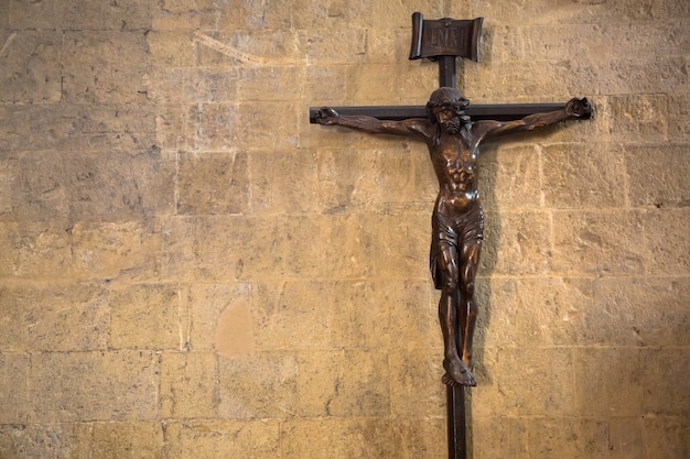 Antigo crucifixo italiano, feito de madeira, com o símbolo de jesus cristo de ressurreição e salvação