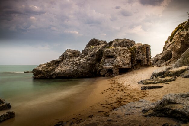 Foto antigo depósito abandonado na praia