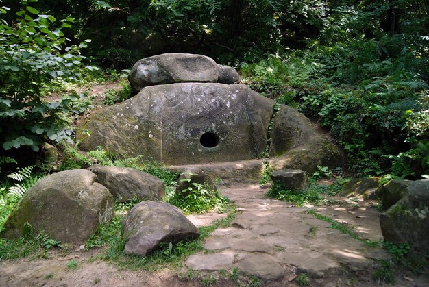 Antigo dolmen monolítico, tumba megalítica de câmara única com um buraco redondo