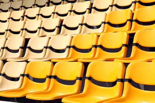 Antigo e novo assento amarelo no estádio