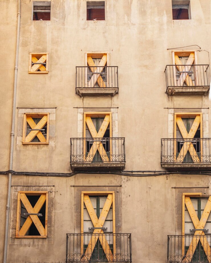 Foto antigo edifício abandonado com janelas fechadas