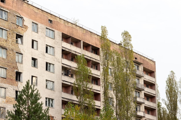 Antigo edifício abandonado destruído na zona de exclusão pripyat chernobyl ucrânia da cidade fantasma