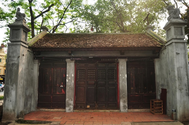 Antigo edifício antigo retrô clássico no jardim da lagoa Hoan Kiem ou parque público do Lago da Espada Devolvida para vietnamitas e visita de viagens de viajantes estrangeiros na cidade quadrada de Hoan Kiem em Hanói, Vietnã