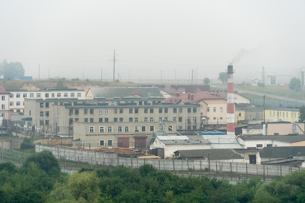 Antigo edifício de fábrica abandonado no meio de uma floresta verde Panorama da cidade com fábricas