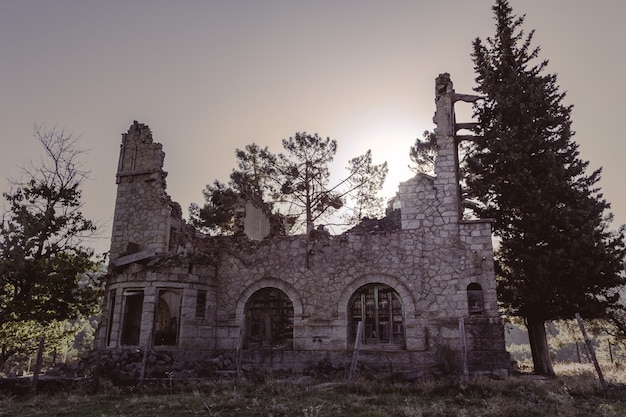 Antigo edifício de pedra abandonado e demolido. foco seletivo. copie o espaço.