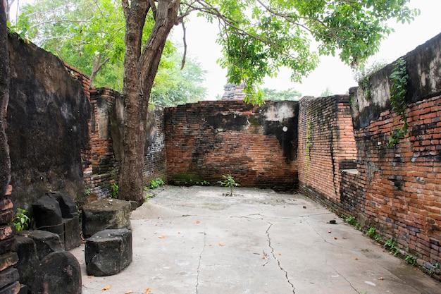 Antigo edifício de tijolos e ruína antiga em sítio arqueológico para viajantes tailandeses visitam respeito rezando no templo Wat Phu Khao Thong ou Phukhao Thong em Phra Nakhon Si Ayutthaya Tailândia