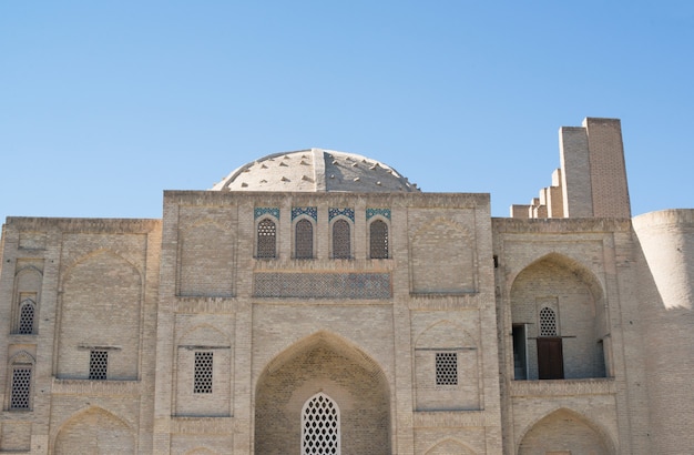 Antigo edifício histórico com arco e cúpula. Edifícios antigos da Ásia medieval. Bukhara, Uzbequistão