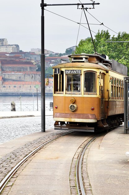 Antigo eléctrico amarelo em Lisboa Portuga