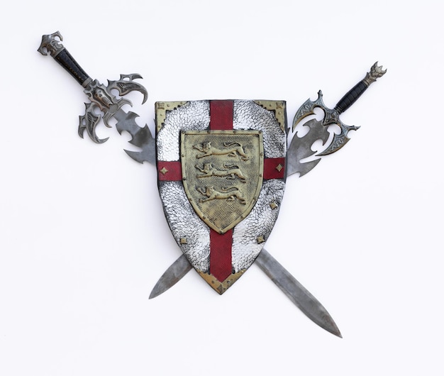 antigo escudo de ferro e espada isolado em fundo branco