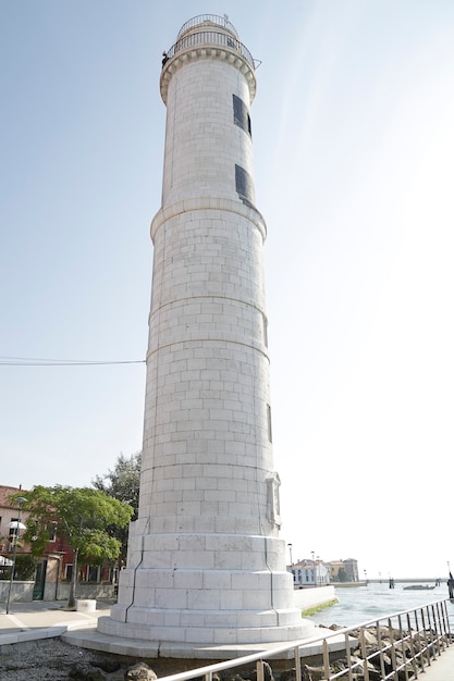 Antigo farol branco na ilha de Murano, perto de Veneza, Itália