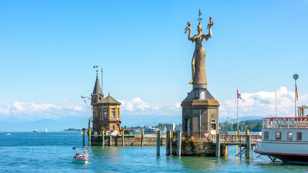 Antigo farol e grande estátua de Imperia no porto de Konstanz, Alemanha