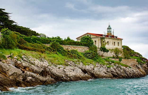 Antigo farol em um penhasco na costa da Cantábria