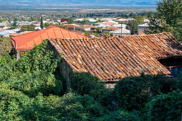 Foto antigo fundo de telhas vermelhas, telhado de casa. panorama.