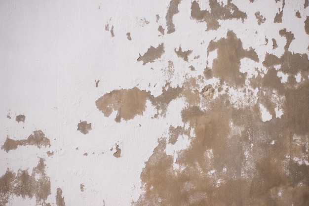 Antigo fundo de textura de parede de gesso escuro e branco, áspero e rachado
