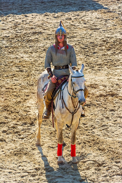 Foto antigo guerreiro eslavo a cavalo foto de alta qualidade