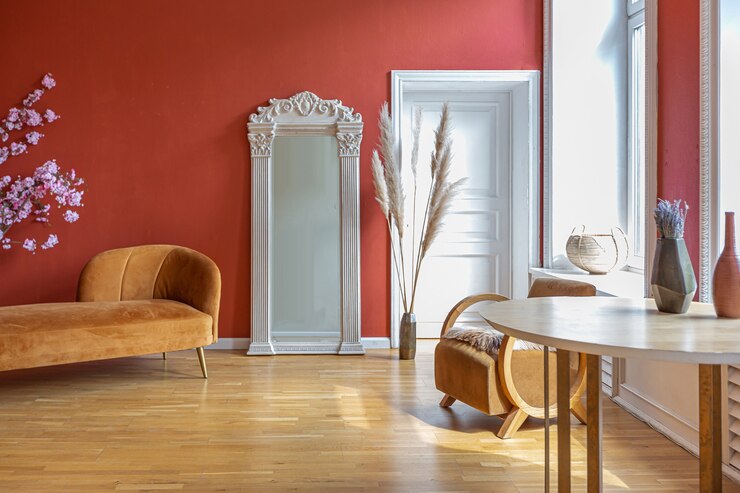 Foto antigo interior vintage em sala de estar em estilo do século 19 com paredes vermelhas brilhantes, piso de madeira e luz solar direta dentro do quarto.