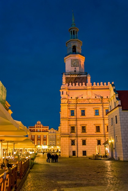 Antigo mercado quadrado famoso com restaurantes e café em Poznan