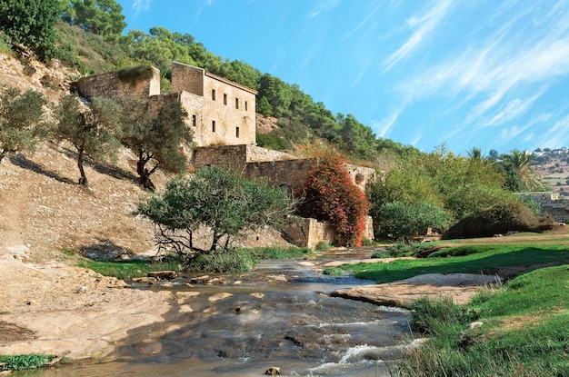 Antigo moinho à beira do rio em israel