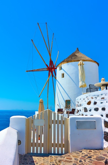 Antigo moinho de vento branco em Oia, em Santorini, Grécia