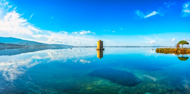 Antigo moinho de vento espanhol na lagoa de Orbetello Argentario Itália