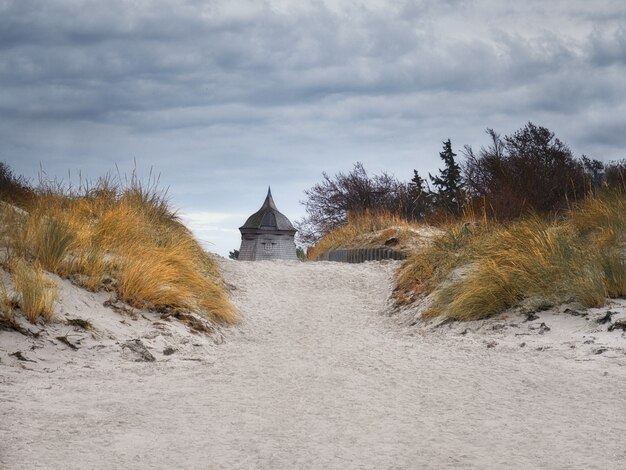 Antigo moinho de vento na vila de Vitte na ilha de Hiddensee, na costa do Báltico da Alemanha, cópia-espaço
