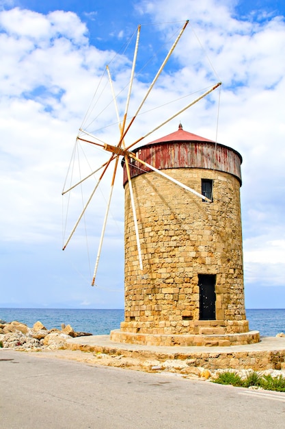 Antigo moinho de vento no porto de Mandraki de Rodes, Grécia