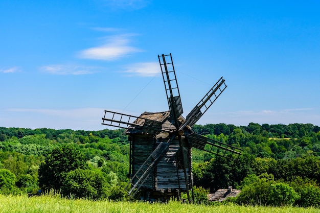 Antigo moinho de vento rústico de madeira em Pyrohiv, Ucrânia