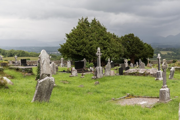 antigo monumento e conceito de enterro - lápides antigas e ruínas no cemitério do cemitério celta na irlanda