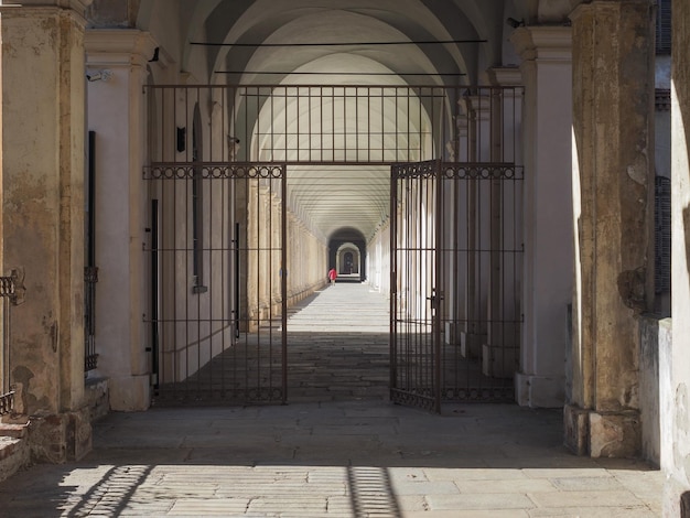 Antigo mosteiro de La Certosa e portal de entrada do manicômio em