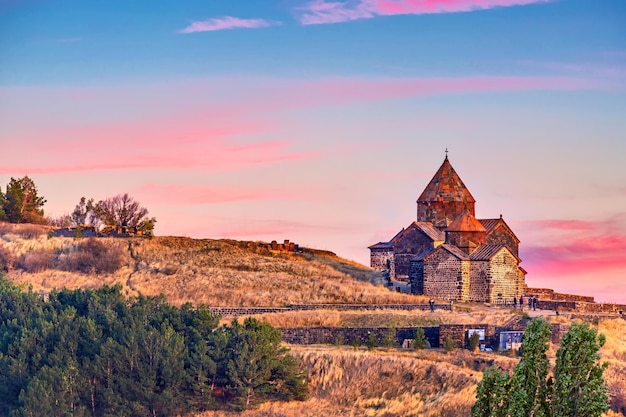 Antigo mosteiro de Sevanavank no Lago Sevan na Armênia durante o pôr do sol