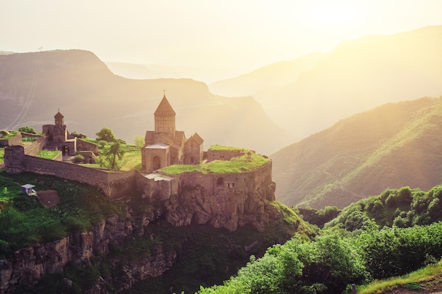 Antigo mosteiro no pôr do sol tatev na Armênia