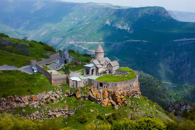 Antigo mosteiro no sol poente. Tatev. Armênia