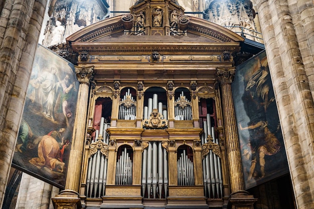 Antigo órgão famoso no duomo itália de Milão