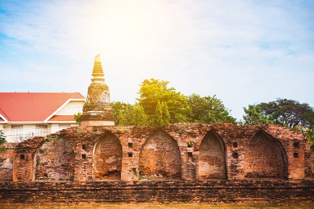 Antigo pagode antigo em Lopburi Tailândia, com parede de tijolo exterior velho